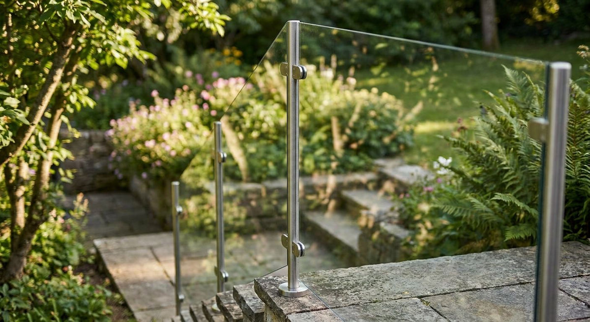 Glasgeländer für Außentreppen im Garten