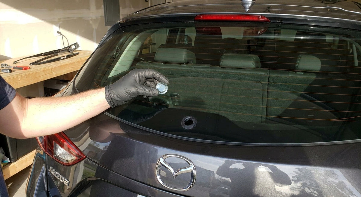 Heckwischer entfernen: Glasstopfen für Mazda